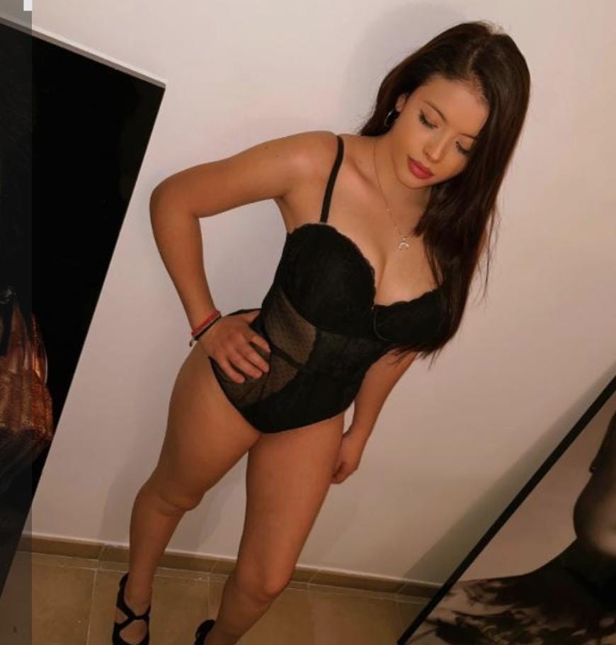 HERMOSA LATINA FIESTERA CON GANAS DE POLLA