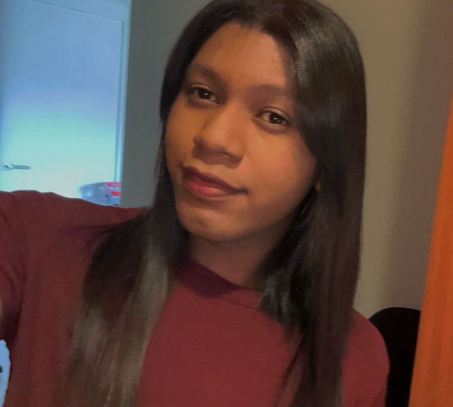 Isabel, jovencita detráns de la sala reset