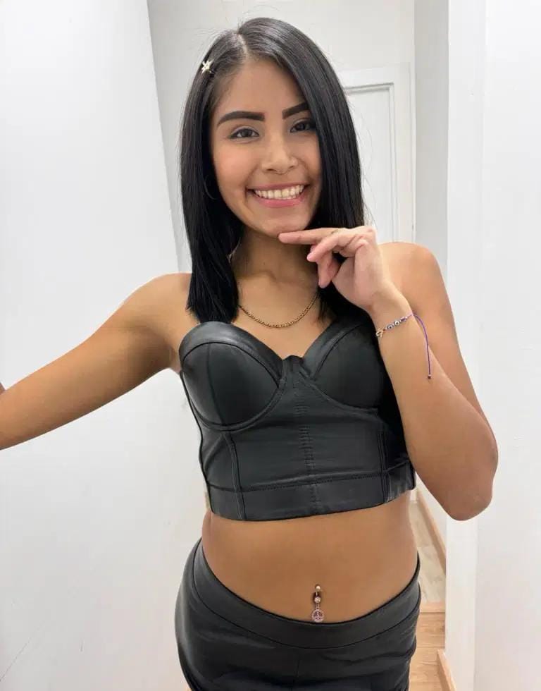 Jovencita latina folladora muy ardiente y deseosa de polla