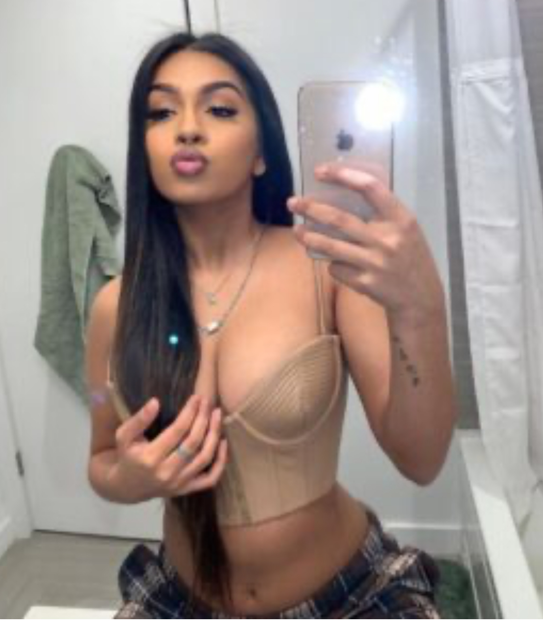 Soy una latina con mucho glamour, me gusta nuevas experiencias, disfrutar y pasarlo bien. También ple tus deseos. 30 minutos: 90 rosas 45 minutos: 110 rosas 1 hora: 130 rosa