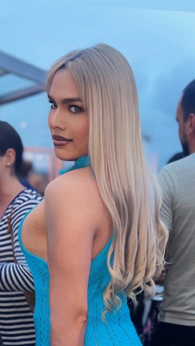 Joven española trans, la bomba dorada