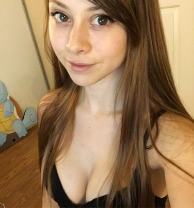 Mónica, chica amable, sencilla y honesta.
